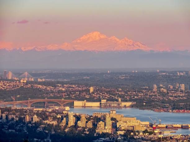 miasto vancouver i mount baker o zachodzie słońca - mountain mountain peak snow spring zdjęcia i obrazy z banku zdjęć