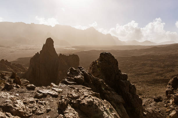 テイデ国立公園の城塞の岩層と霞んだ谷。 - caldera ストックフォトと画像
