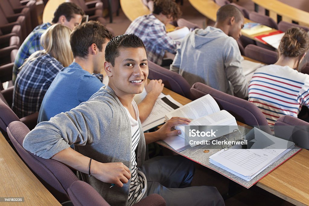 Портрет улыбающегося Университет студентов в лекции холл - Стоковые фото 20-24 года роялти-фри