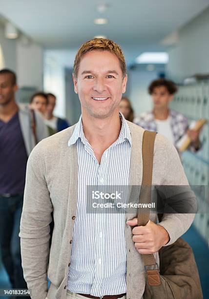 Photo libre de droit de Portrait De Souriant Professeur Dans Le Couloir banque d'images et plus d'images libres de droit de Étudiant en université - Étudiant en université, Adulte d'âge mûr, Hommes