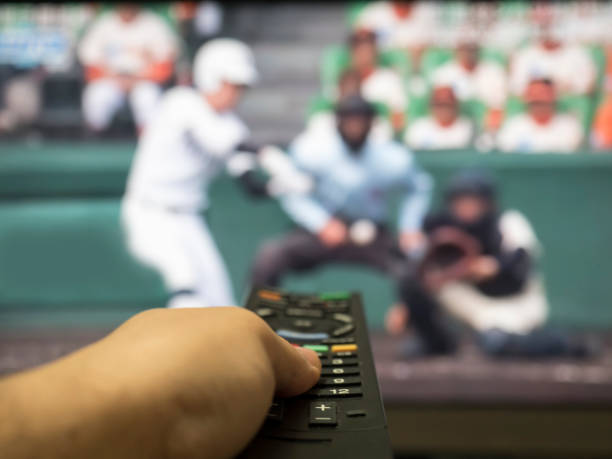 guarda una partita di baseball del liceo mentre fai zapping in tv. - high school baseball foto e immagini stock