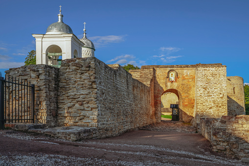 Vista de la muralla de la fortaleza de Izborsk, la Puerta Nikolsky y la Catedral de San Nicolás (Nikolsky) (siglo XIV-XVII) en un soleado día de verano, Stary Izborsk, región de Pskov, Rusia photo