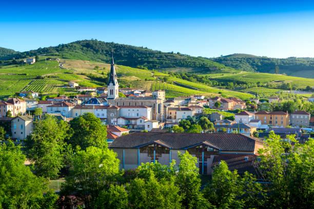 paisagem da vila de le perreon em beaujolais na frança - beaujolais - fotografias e filmes do acervo