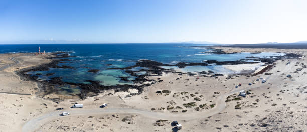 faro de el toston y panorama de los lagos de cotillo - el cotillo fotografías e imágenes de stock