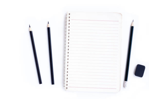 carnet de notes, crayons noirs et gomme noire isolés sur fond blanc - lined paper pencil wood sharp photos et images de collection