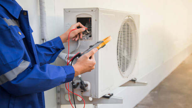 istock Technician checking the operation of the air conditioner 1401866049