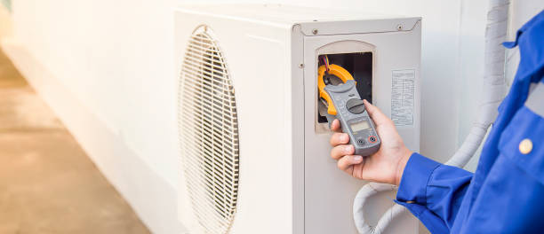 istock Technician checking the operation of the air conditioner 1401866073