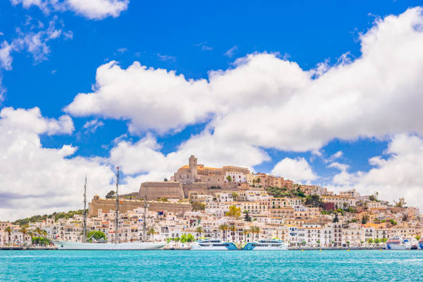 eivissa, casco antiguo y marina, ibiza, españa - spain architecture landscape non urban scene fotografías e imágenes de stock