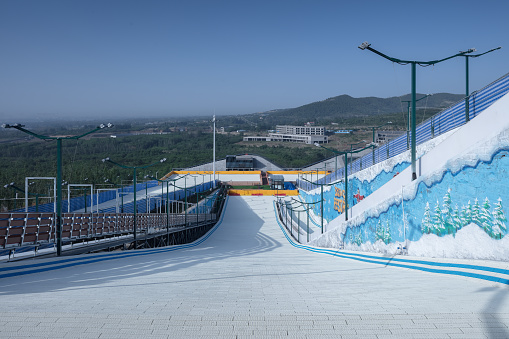 As the largest dry ski resort in Asia, the Yunmen Mountain Four Seasons Ski Resort project is located in the mountains of Qilu, next to the national 4A-level Yunmen Mountain Scenic Spot. In addition to exercising, tourists can also enjoy the majestic natural scenery of the mountains.