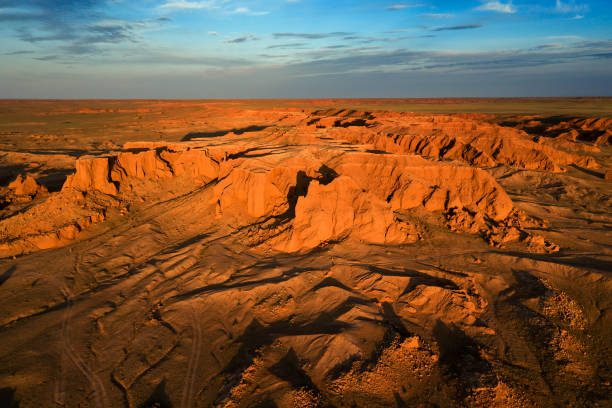 bayanzag flammende klippen in der mongolei - gobi desert stock-fotos und bilder