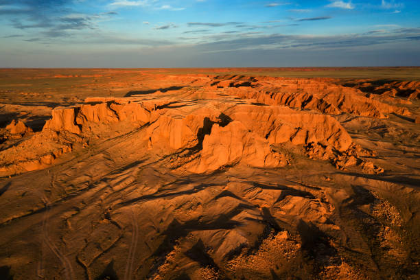 acantilados en llamas de bayanzag en mongolia - gobi desert fotografías e imágenes de stock