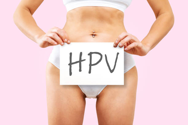 mujer sosteniendo una pancarta con vph frente a su ropa interior. concepto de salud de la mujer - fotos de virus papiloma humano fotografías e imágenes de stock