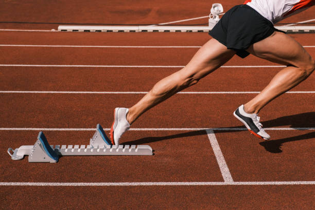 un pilota alla partenza su una pista - atletica leggera foto e immagini stock