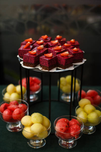 file di dolci e frutta sul tavolo del matrimonio - cake multi colored layered photography foto e immagini stock