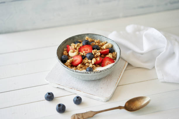 granola con yogurt y fresas - cereal breakfast granola healthy eating fotografías e imágenes de stock