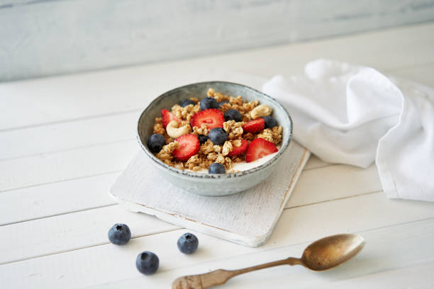 granola with yogurt and strawberries - cereal breakfast granola healthy eating imagens e fotografias de stock