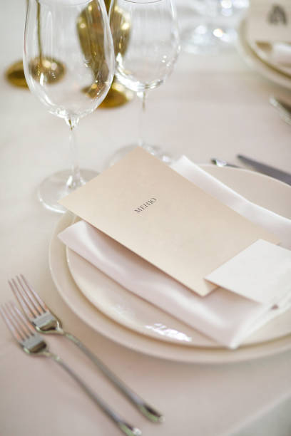 table pour le mariage ou un autre dîner d’événement traiteur - upper class food empty retro revival photos et images de collection