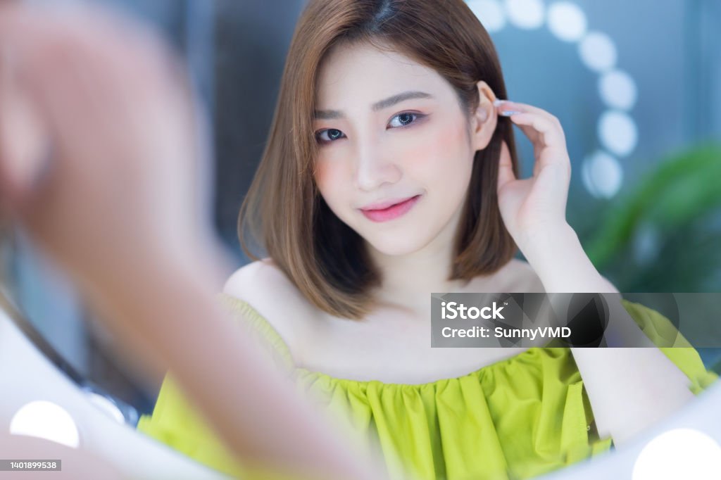 Gambar gadis muda Asia di depan cermin - Bebas Royalti Anak muda - Dewasa Foto Stok Gambar gadis muda Asia di depan cermin - Bebas Royalti Anak muda - Dewasa Foto Stok