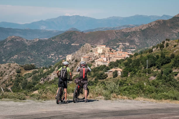 deux cyclistes voient speloncato en corse - balagne photos et images de collection