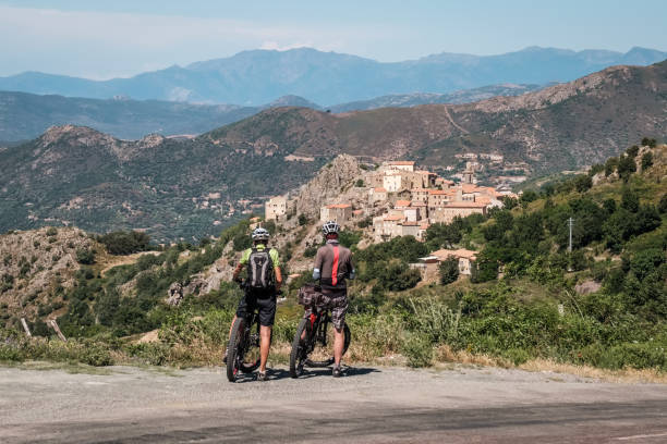 deux cyclistes voient speloncato en corse - balagne photos et images de collection