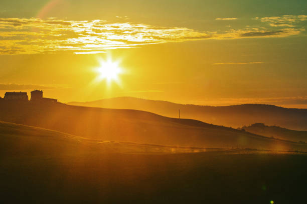 istock Sunrise in the Tuscan Hills 1401900964