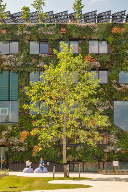 edificio urbano per uffici verde al floriade expo 2022 ad almere, paesi bassi - architettura ed edifici foto e immagini stock