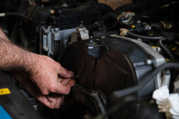 istock Auto mechanic hands unscrews the engine mount to replace the timing belt. 1401904441