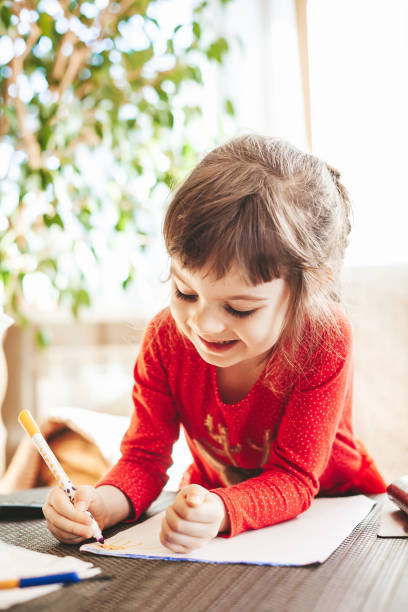 istock Cute little girl earning to draw 1401904563