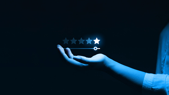 Comentarios de calificación de cinco estrellas en sreen virtual. Concepto de satisfacción, calidad y rendimiento. photo