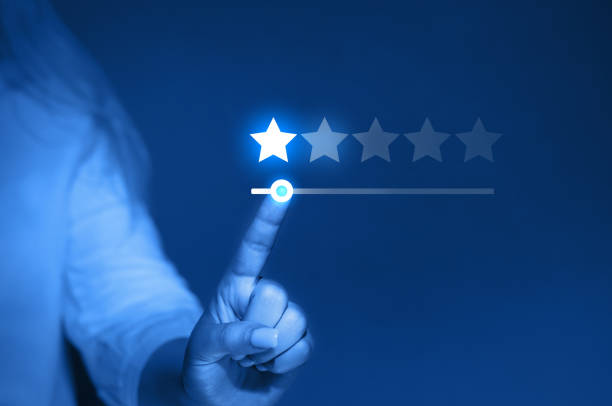 feedback di valutazione a cinque stelle su sreen virtuale. concetto di soddisfazione, qualità e prestazioni. - negativo foto e immagini stock