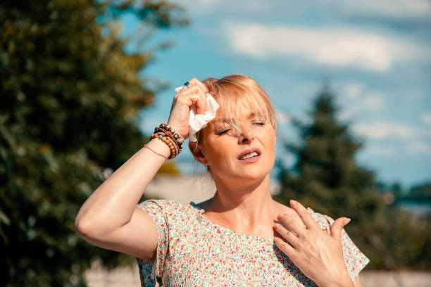 tão desagradável sensação de calor em uma cabeça - temperature - fotografias e filmes do acervo