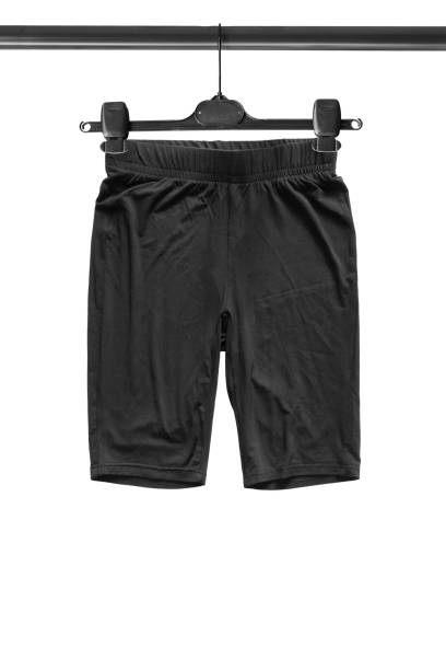 옷걸이에 반바지 절연 - cycling shorts 뉴스 사진 이미지