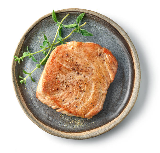 bistecca di tonno appena arrostita - tuna steak fillet food plate foto e immagini stock