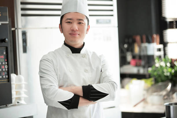 bem vestido e confiante jovem chef chinês - foto de estoque - asian ethnicity chef fine dining creativity - fotografias e filmes do acervo