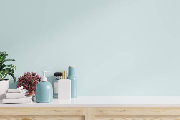 accessori su mensola bianca all'interno del bagno su parete blu. - shelf wall vase indoors foto e immagini stock