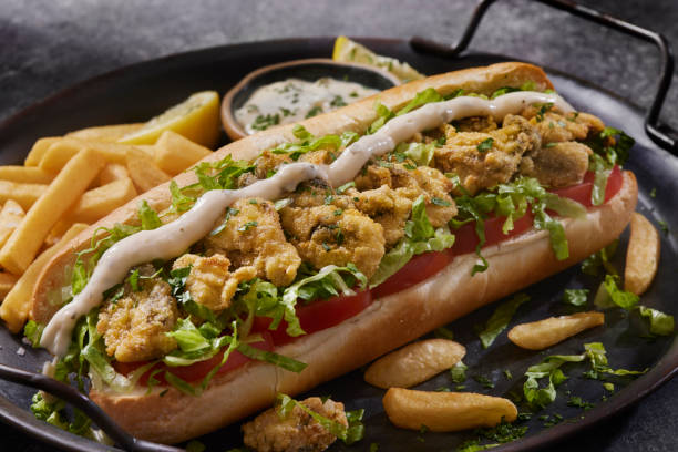 istock Fried Whole Belly Clam Po Boy 1401928911