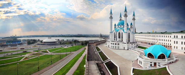 panorama mit der kul-sharif-moschee im kasaner kreml - tatarstan stock-fotos und bilder