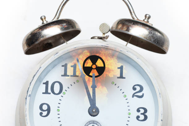 l’horloge apocalyptique est proche de l’apocalypse - countdown to armageddon photos et images de collection