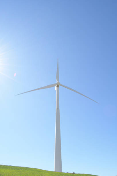 晴れた日の再生可�能エネルギーの風力タービン - eolo ストックフォトと画像