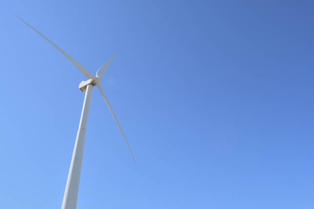 青空を持つ再生可能エネルギーの風力タービン - eolo ストックフォトと画像
