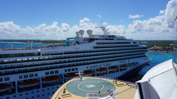 carnival cruise line, carnival valor ancré dans le port de cozumel. - editorial sea white ship photos et images de collection