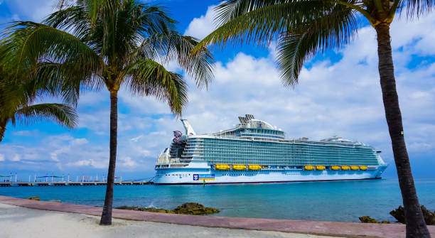 symphony of the seas es el crucero más grande - cultura caribeña fotografías e imágenes de stock