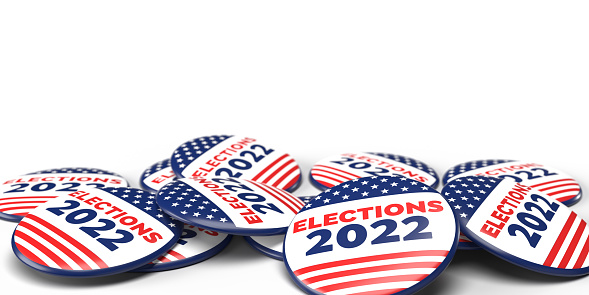 Insignia de las elecciones de EE.UU. 2022 con barras y estrellas, fondo blanco photo