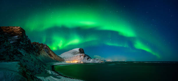 nordlandsnupen mountain aurora - vaeroy imagens e fotografias de stock