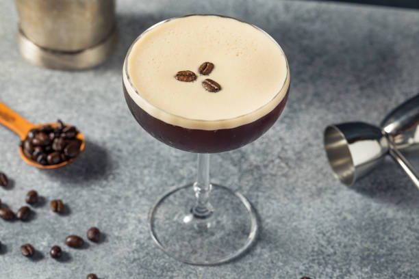 boozy refreshing espresso martini cóctel - espresso fotografías e imágenes de stock