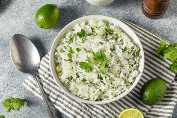 riso al coriandolo messicano fatto in casa - flavored rice foto e immagini stock