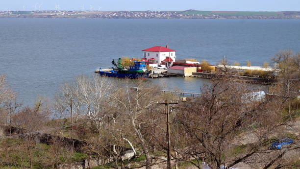kleines hotel am pier in der dnjestr-mündung, blick von der akkerman-festung bilhorod-dnistrovs'kyi, ukraine - belgorod stock-fotos und bilder
