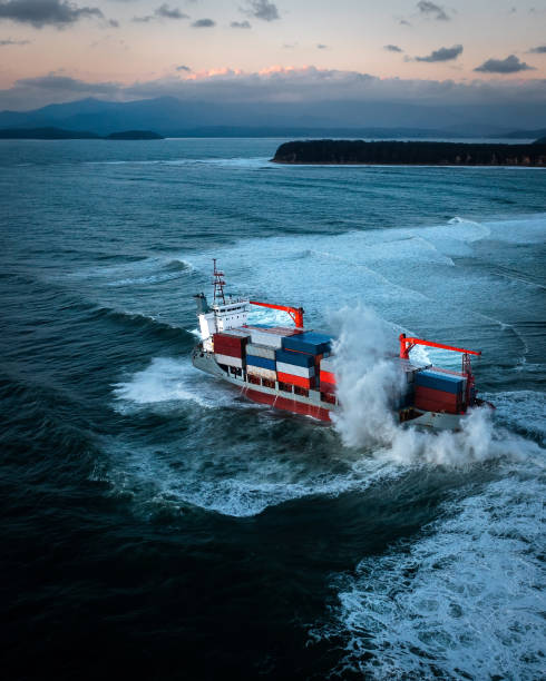 kontenerowiec na wzburzonym morzu dostarczający ładunki - ship storm thunderstorm water zdjęcia i obrazy z banku zdjęć