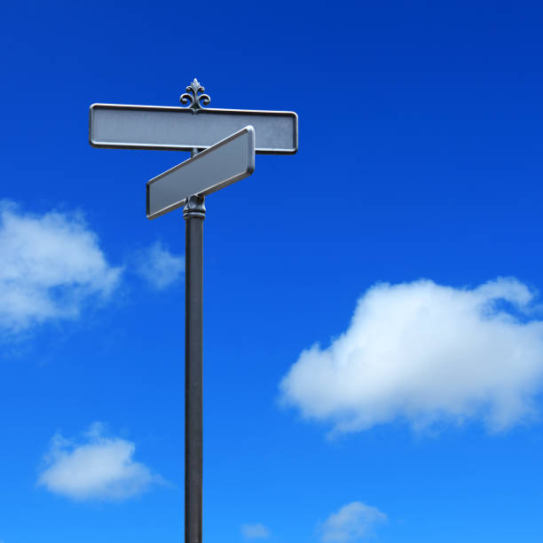 cartello stradale vuoto palo sopra cielo blu chiaro - street name sign foto e immagini stock