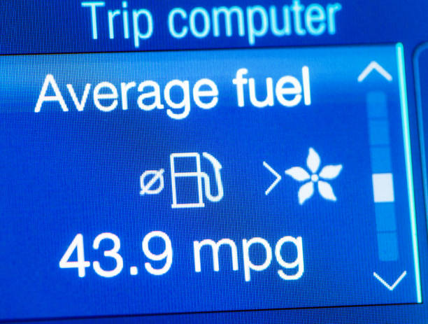cálculo promedio de combustible - millas por galón - odometer miles transportation single word fotografías e imágenes de stock